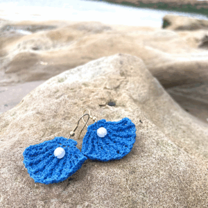 Crochet shell earrings - Blue