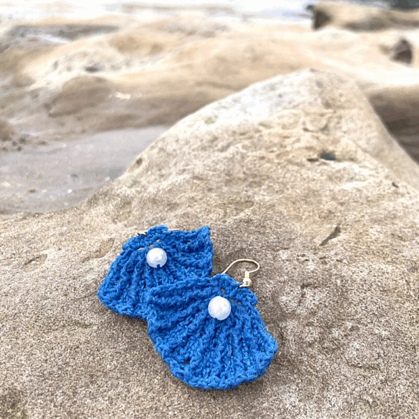 Crochet shell earrings - Blue - Image 2
