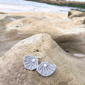 Crochet shell earrings - Grey