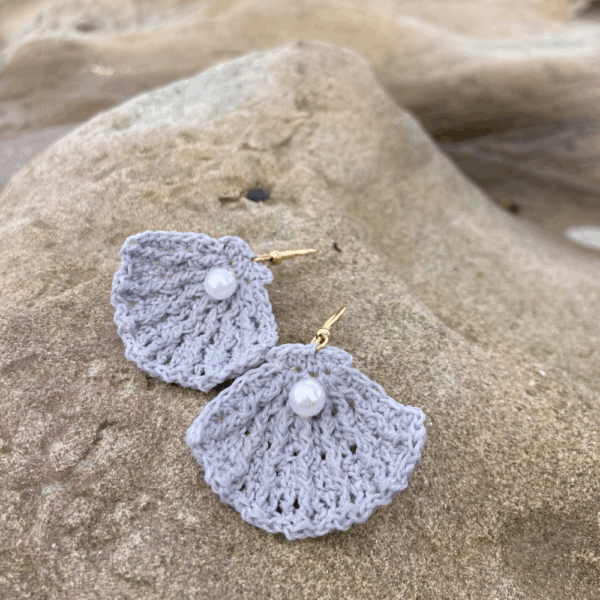 Crochet shell earrings - Grey - Image 2