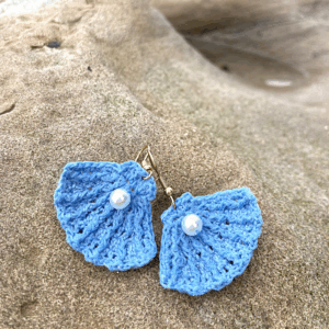 Crochet shell earrings - Light Blue