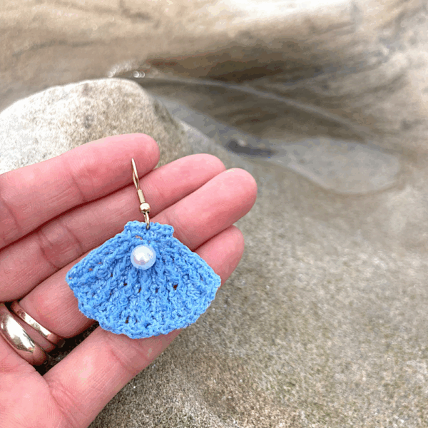 Crochet shell earrings - Light Blue - Image 2