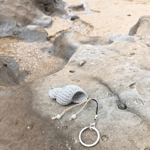 Crochet spiral conch key ring - Grey