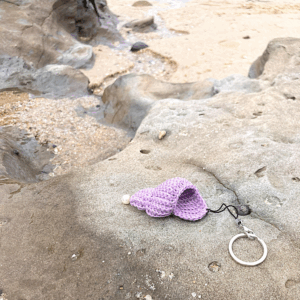Crochet spiral conch key ring - Lilac with a pearl on tip