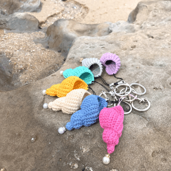 Crochet spiral conch key ring - Mint with a pearl on tip - Image 2